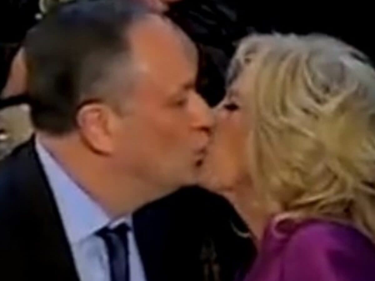 Las cámaras captaron a Jill Biden besando, al parecer en la boca, al esposo de Kamala Harris, Doug Emhoff. El video no tardó en viralizarse en redes.