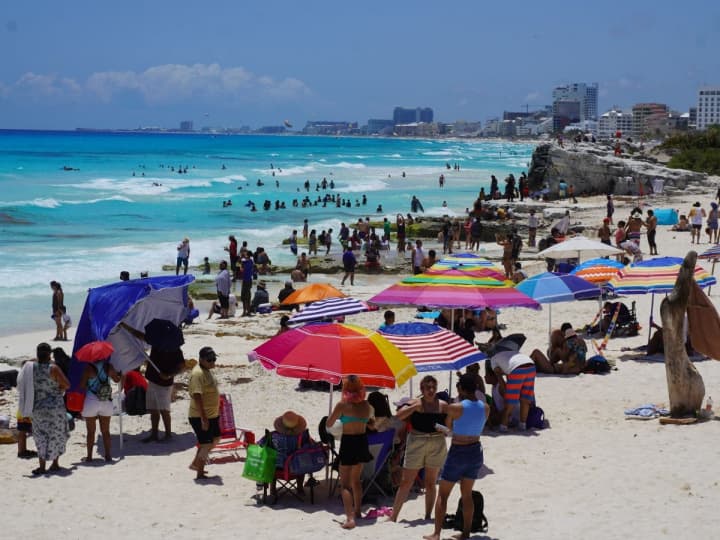 Los mexicanos aprovechan para vacacionar en destinos de playa, como Acapulco, Veracruz o Cancún, por lo que es importante ir reservando los alojamientos y definir de una vez por todas cuál será el lugar para descansar al menos un par de días.