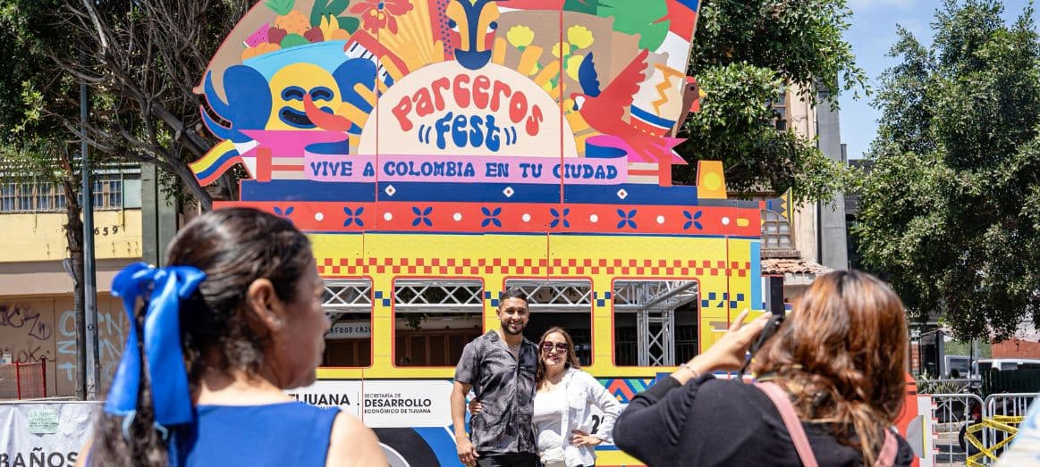 Colombianos y tijuanenses se reunieron en la avenida Revolución para celebrar los 215 años de la Independencia de Colombia. / Foto: José Vargas / Border Zoom / Baja News
