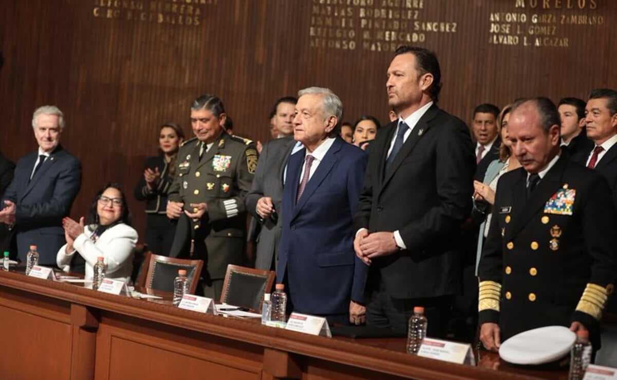 El vocero presidencial publicó en sus redes sociales una fotografía donde se observa a la ministra presidenta de la Corte sentada; sin embargo, tanto al final del discurso del Presidente como al término de la ceremonia, la ministra se puso de pie de acuer