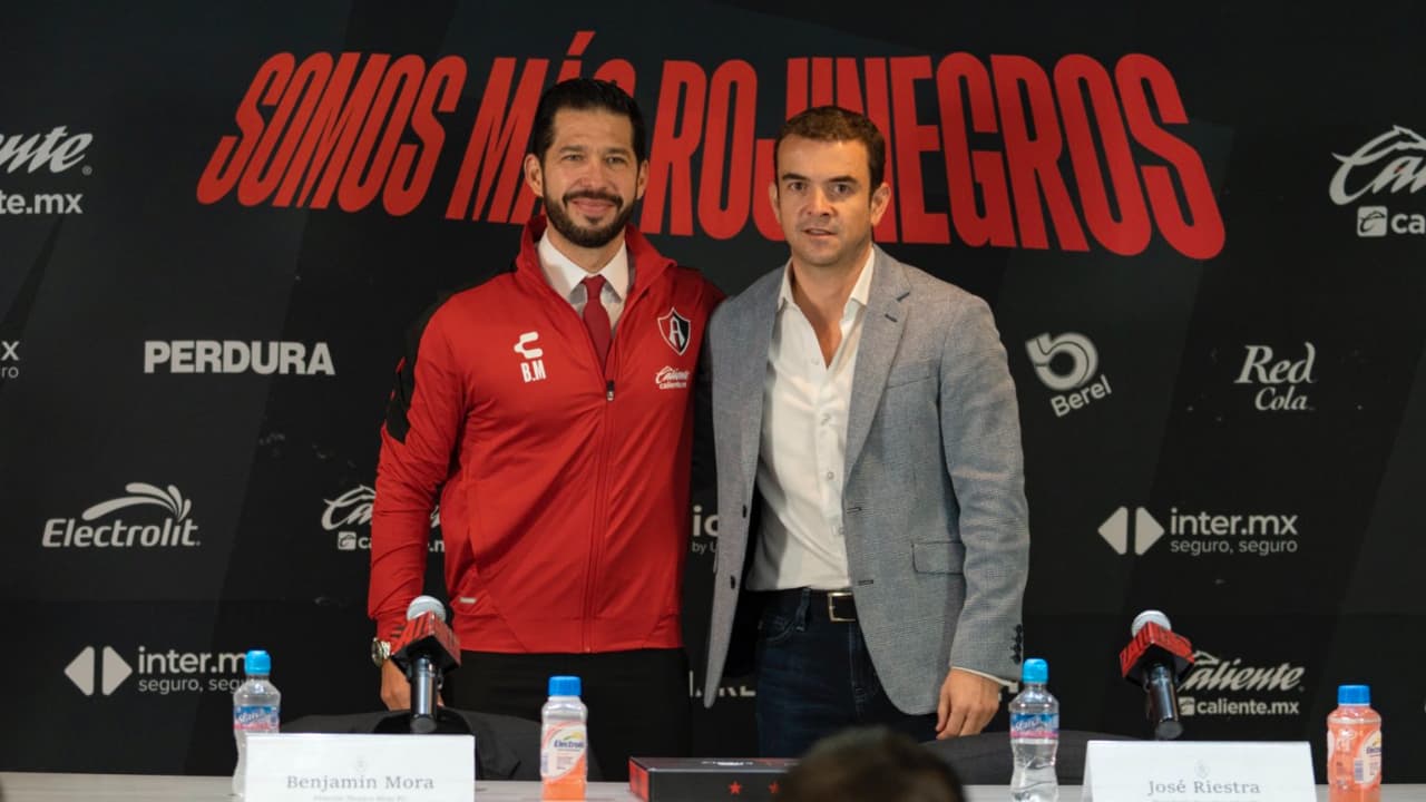 Benjamín Mora fue presentado por José Riestra en Guadalajara. (Foto: Twitter @AtlasFC