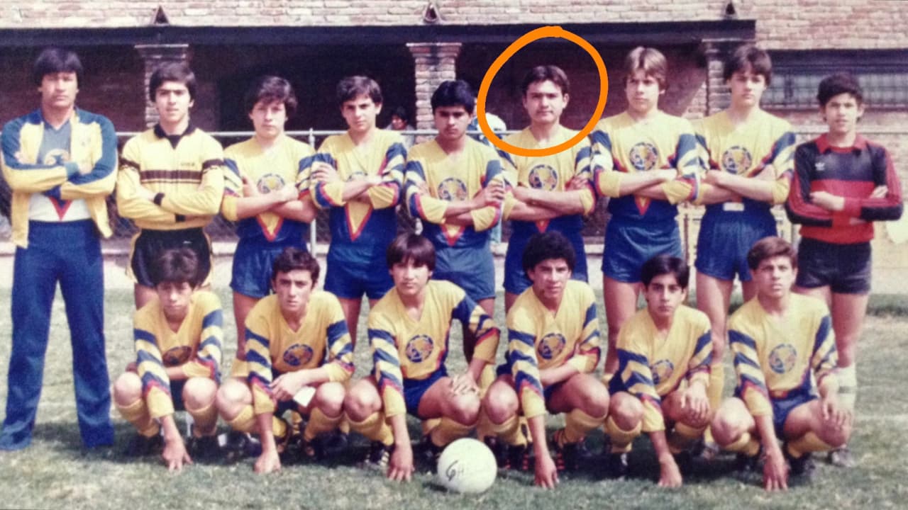 Genaro García Luna (circulo) en una foto de 1983 cuando militaba en el Club América. (Foto: Twitter @RAMONRAYA23)