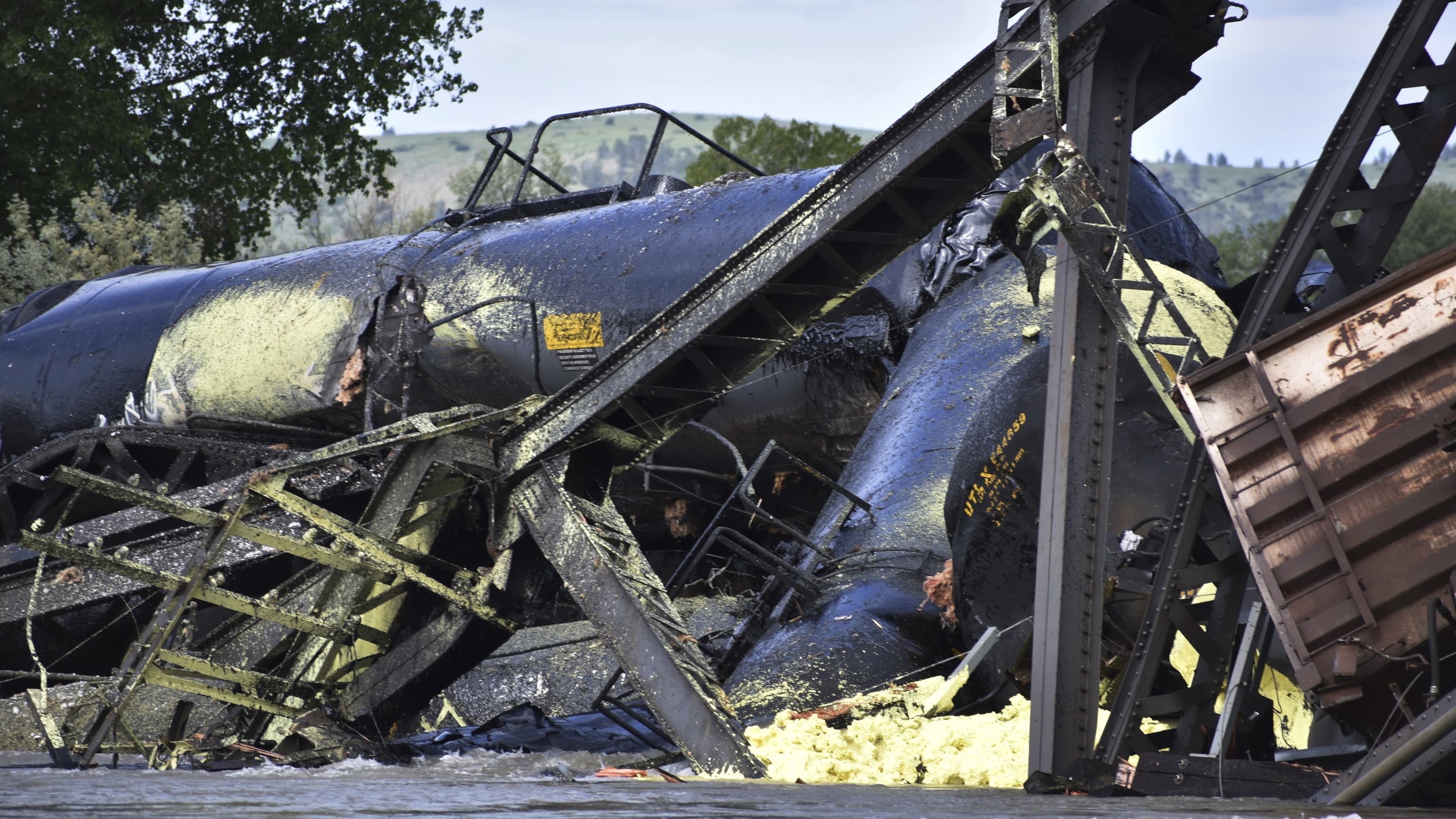 Estados Unidos: Colapso dejando caer sustancias peligrosas al río IFOTO: Web