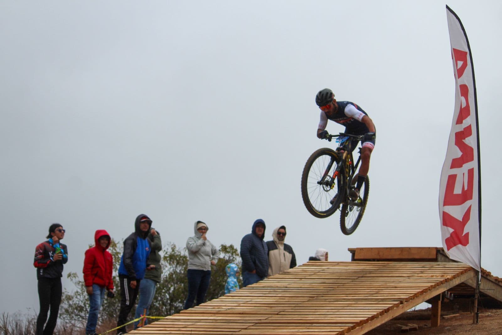 Los ciclistas celebran sus victorias en el selectivo estatal de ciclismo de montaña, realizado este domingo en Ensenada. El evento fue clave para definir a la preselección que competirá en los Nacionales CONADE 2025.