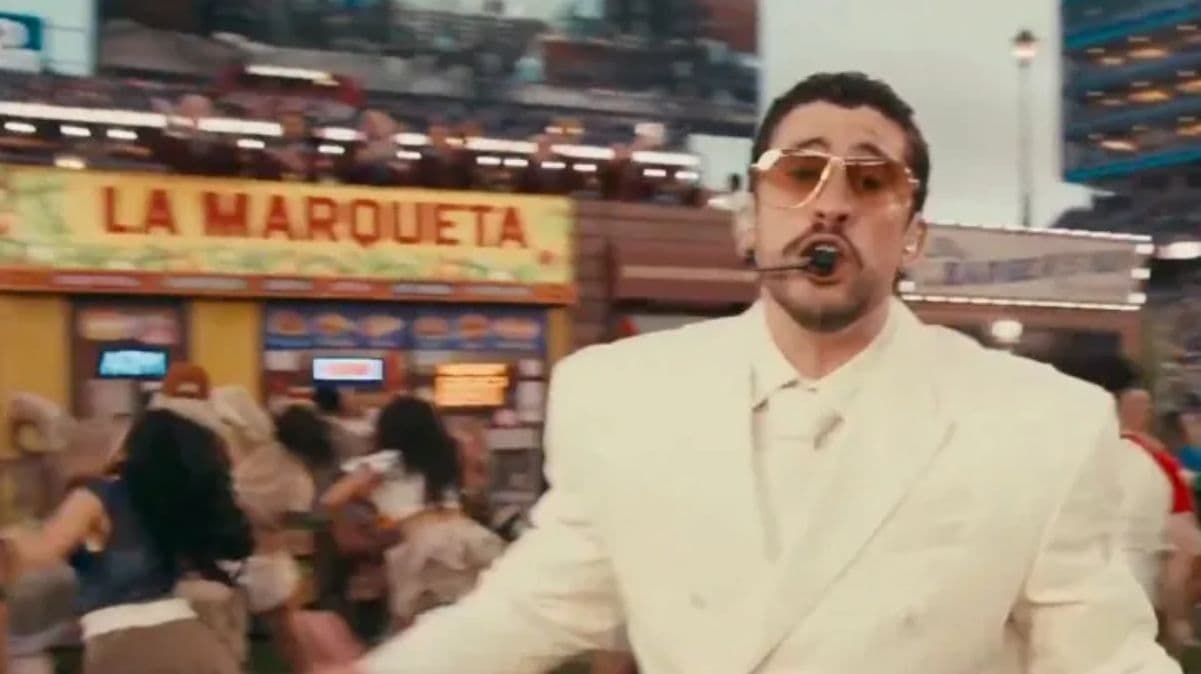 La escenografía de Bad Bunny recreó La Marqueta, el histórico mercado latino de East Harlem fundado en 1936, símbolo de identidad, resistencia y arraigo cultural para la comunidad puertorriqueña y caribeña en Nueva York.