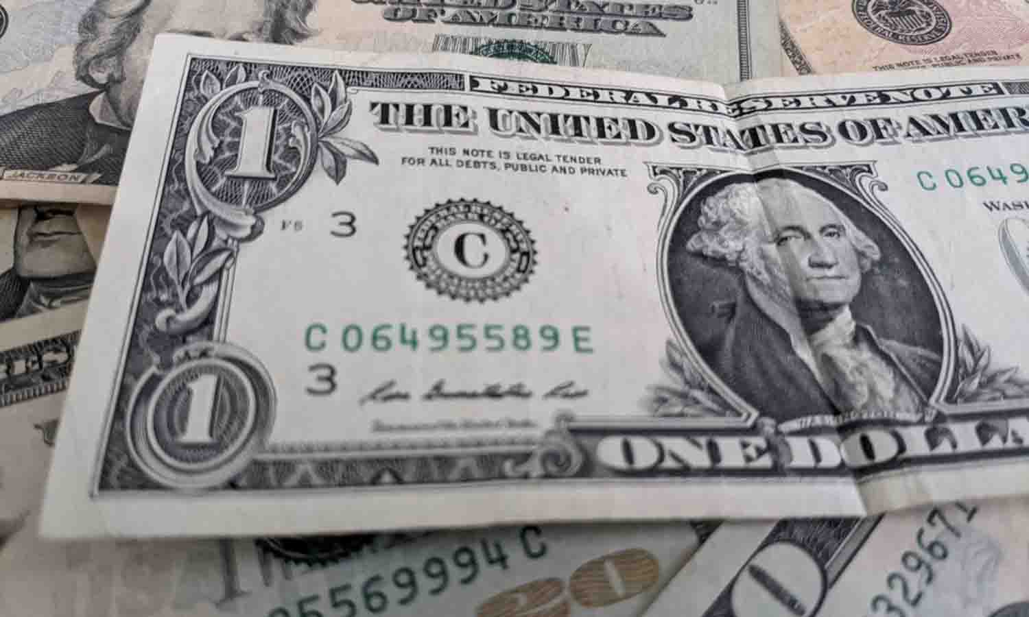 Al dólar no le sirvió el fin de semana para renovar energías; este lunes 30 de enero comenzó de nuevo deprimido y varios puntos abajo con respecto al cierre que tuvo durante el fin de semana en México.