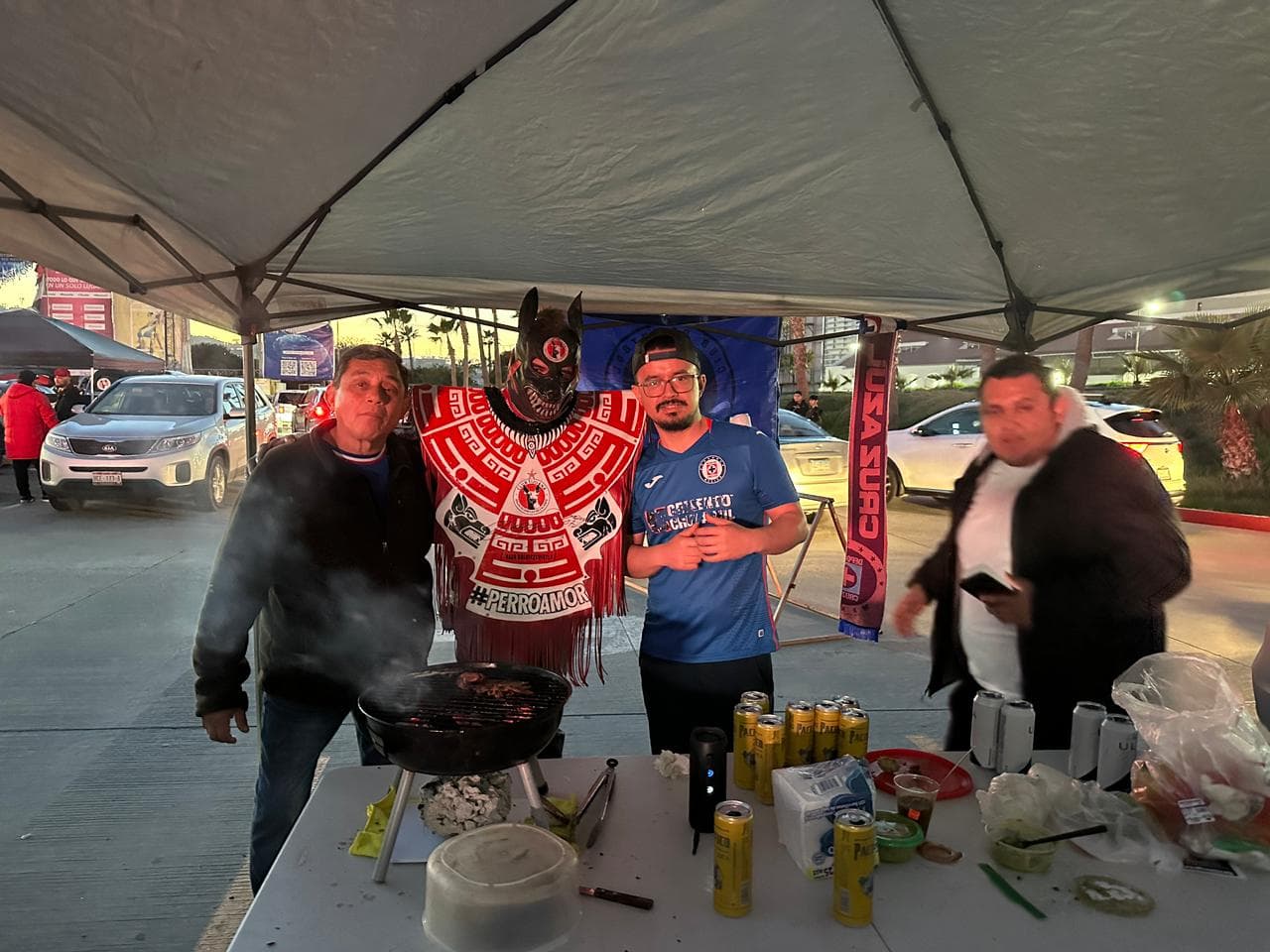 “Soy aficionado desde la cuna”, refiriéndose que le va a Cruz Azul, al mismo tiempo que uno de sus amigos se quita la chamarra para presumir la playera que trae con orgullo de los colores cementeros.