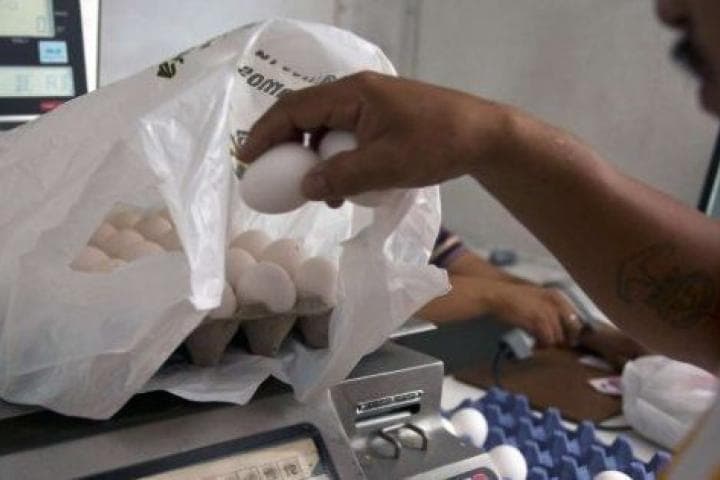 Falta de huevos en EU no da tregua a México  IFOTO: Huffpost