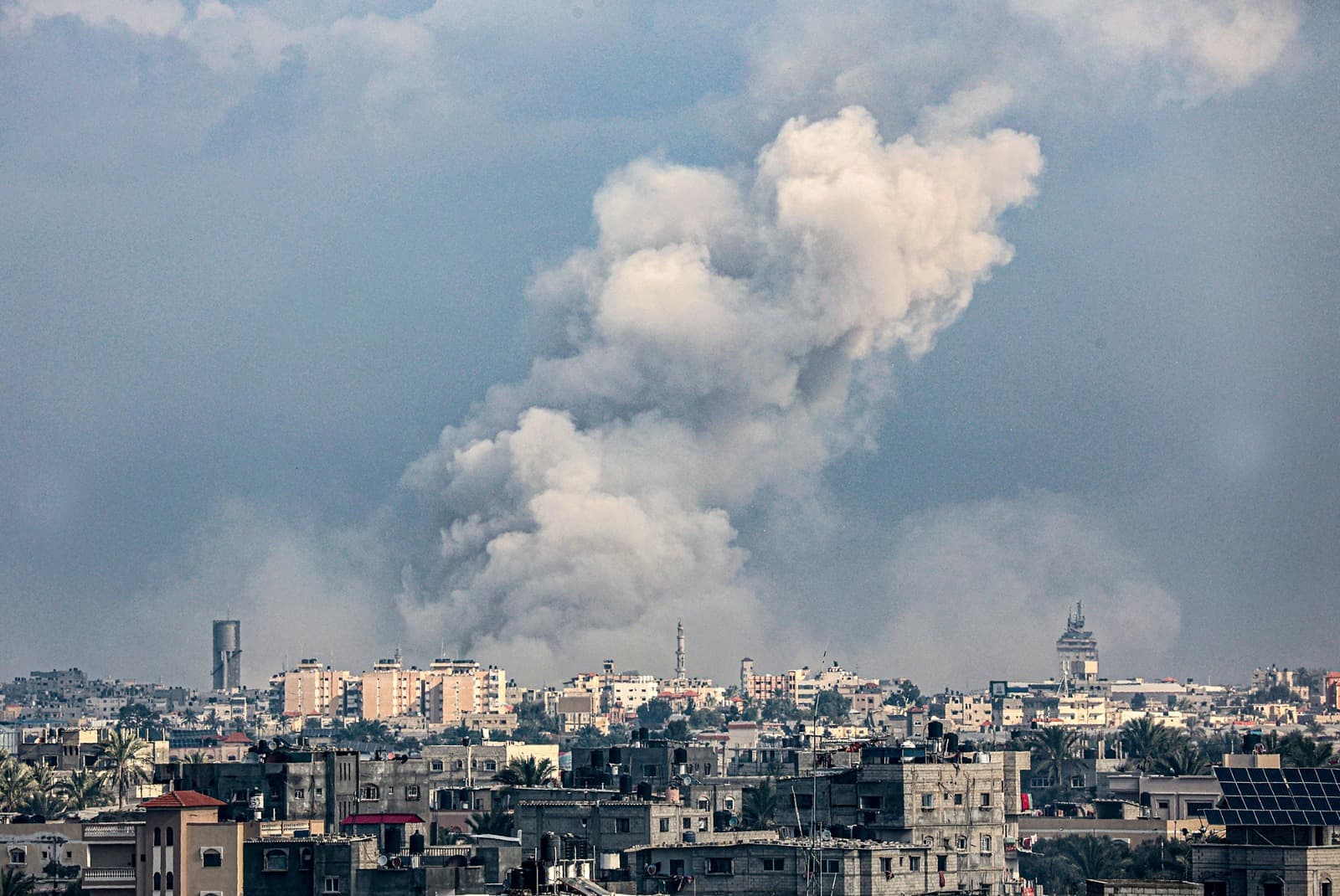 El 5 de enero de 2024, densas columnas de humo se alzaron sobre Jan Yunis, ubicado en el sur de Gaza, como consecuencia del ataque aéreo llevado a cabo por las fuerzas israelíes. IFOTO: AFP/Getty Images