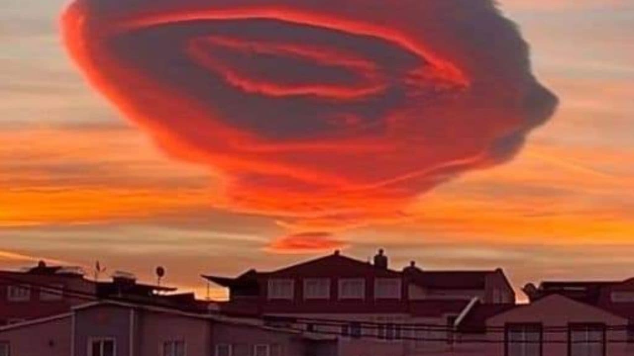 Una nube 'lenticular' se apoderó del cielo de la ciudad de Bursa durante una hora, causando revuelo en los pobladores que captaron imágenes y videos