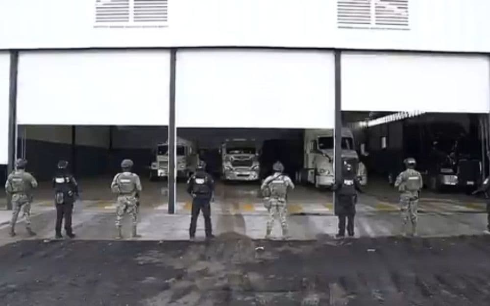 El operativo federal dejó 32 detenidos, arsenal asegurado, millones de pesos incautados y el desmantelamiento de tomas clandestinas en tres entidades del país.