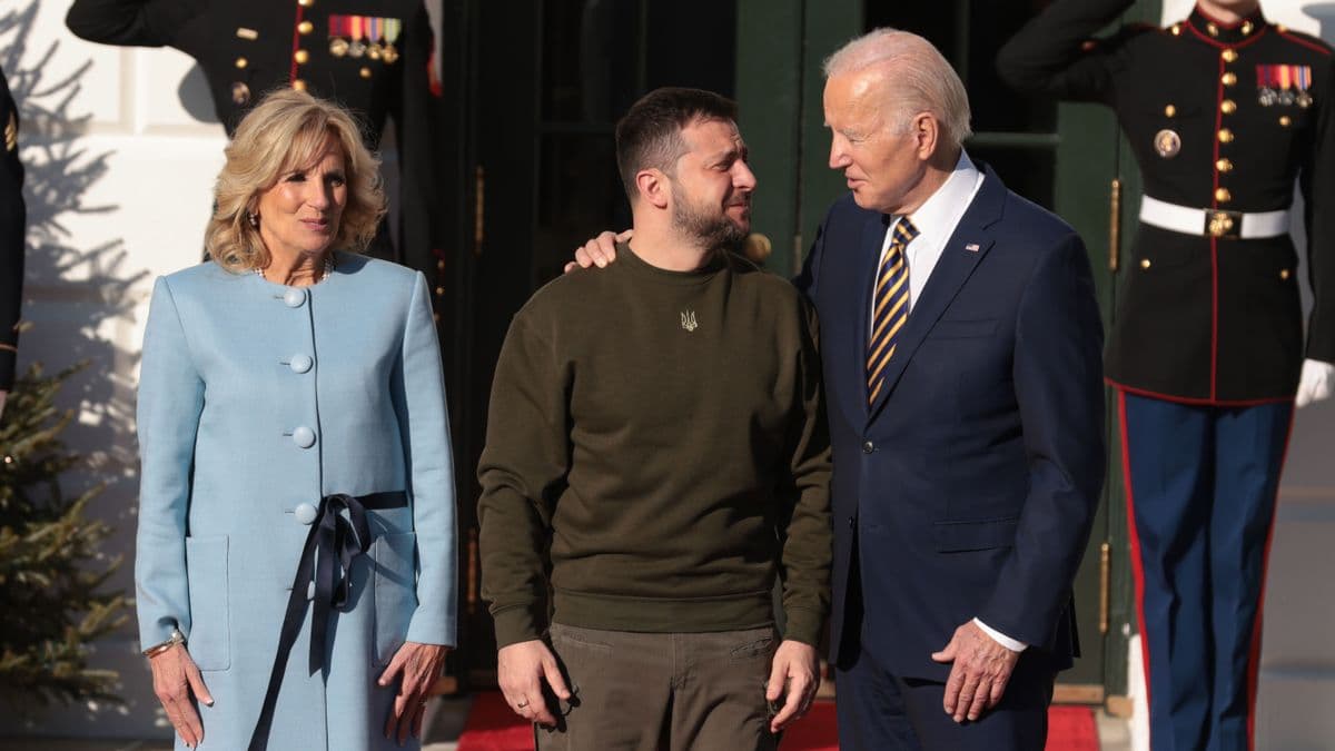 Intercambiaron unas palabras, y se dirigieron hacia dentro de la Casa Blanca, el presidente estadounidense puso la mano en el hombro a Zelenski.
