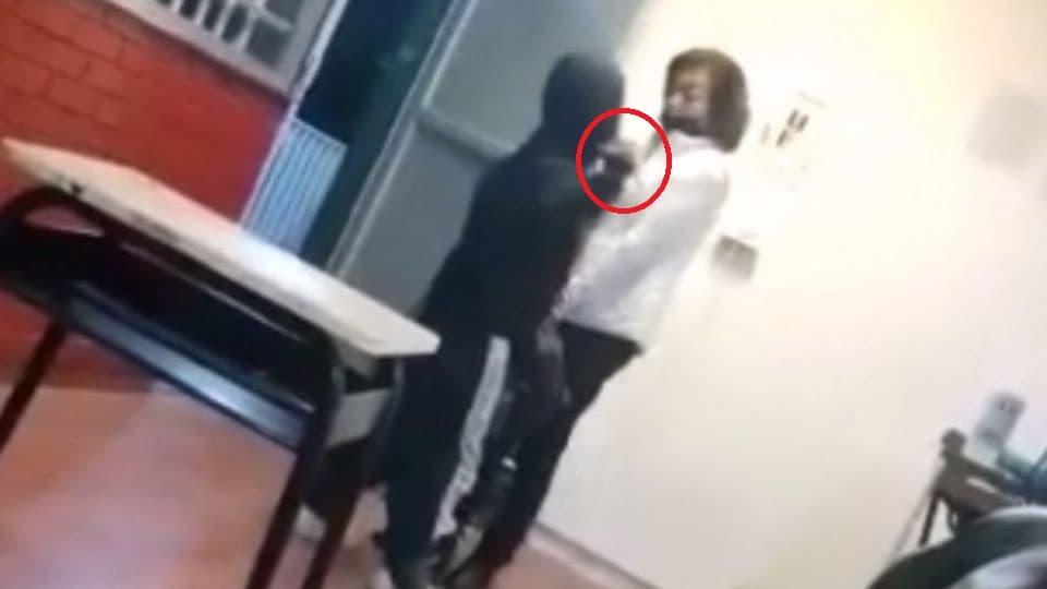 En Guanajuato una alumna de secundaria amenazó de muerte a su maestra con unas tijeras, luego de que esta intentó revisarle la mochila.