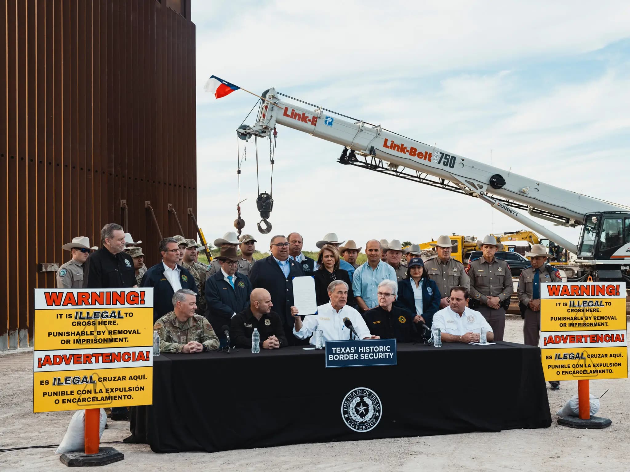 El gobernador de Texas, Greg Abbott, en una sección recién construida del muro fronterizo este lunes IFOTO: Jordan Vonderhaar/The New York Times