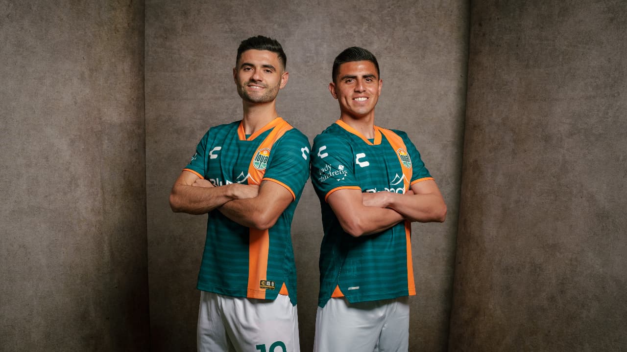 Alejandro Guido y Joe corona portan los nuevos uniformes de SD Loyal. (Foto: Cortesía SD Loyal SC)