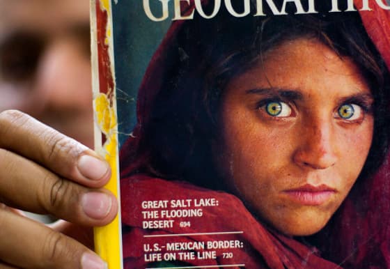 Un ejemplar de una revista con la fotografía de la refugiada afgana Sharbat Gulla en la librería del paquistaní Inam Kham en octubre de 2016.