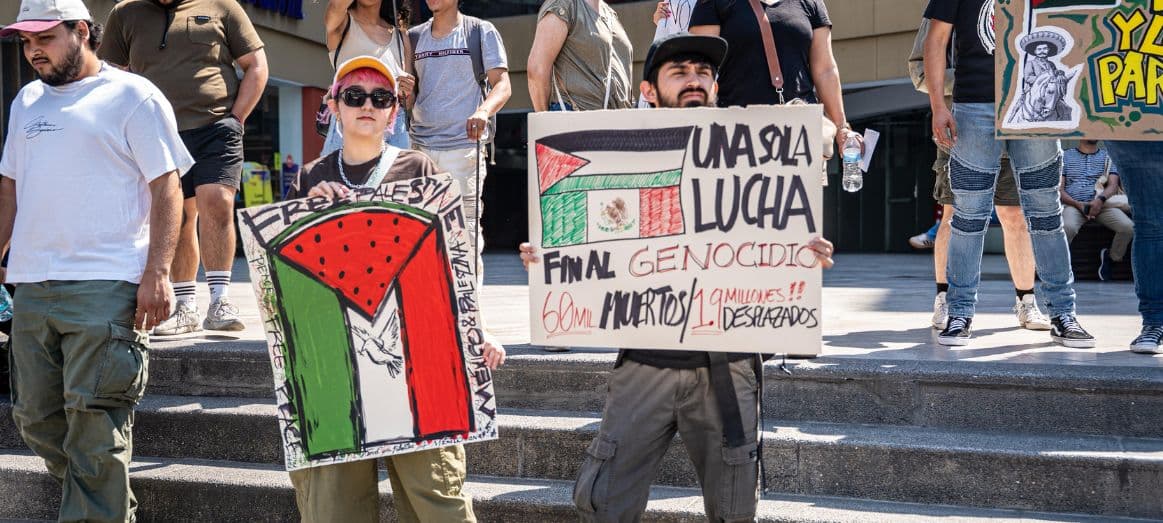 Con banderas, pancartas y consignas, activistas protestaron pacíficamente frente a las oficinas de Relaciones Exteriores en Tijuana en respaldo al pueblo palestino.