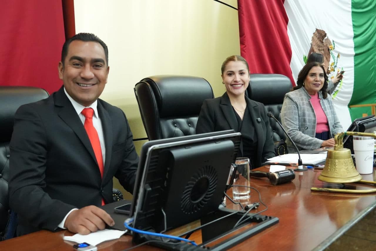 La presidenta de la Mesa Directiva, Gaby Vázquez Chacón, encabezó la apertura del Segundo Periodo Ordinario de Sesiones en el Congreso del Estado de Durango, acompañada por el presidente de la Junta de Gobierno y Coordinación Política, Ernesto Alanís Herr