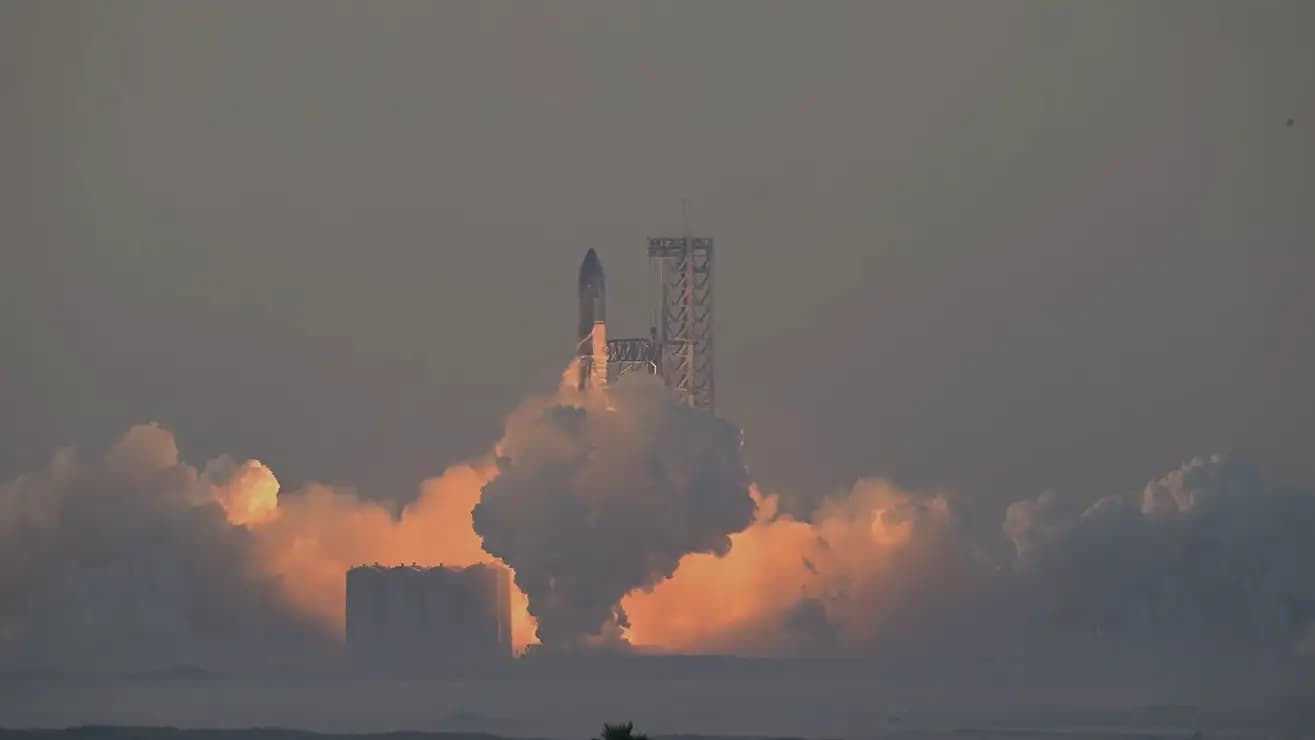 Cohete espacial del proyecto Starship en el momento del despegue IFOTO: Publicada por SpaceX