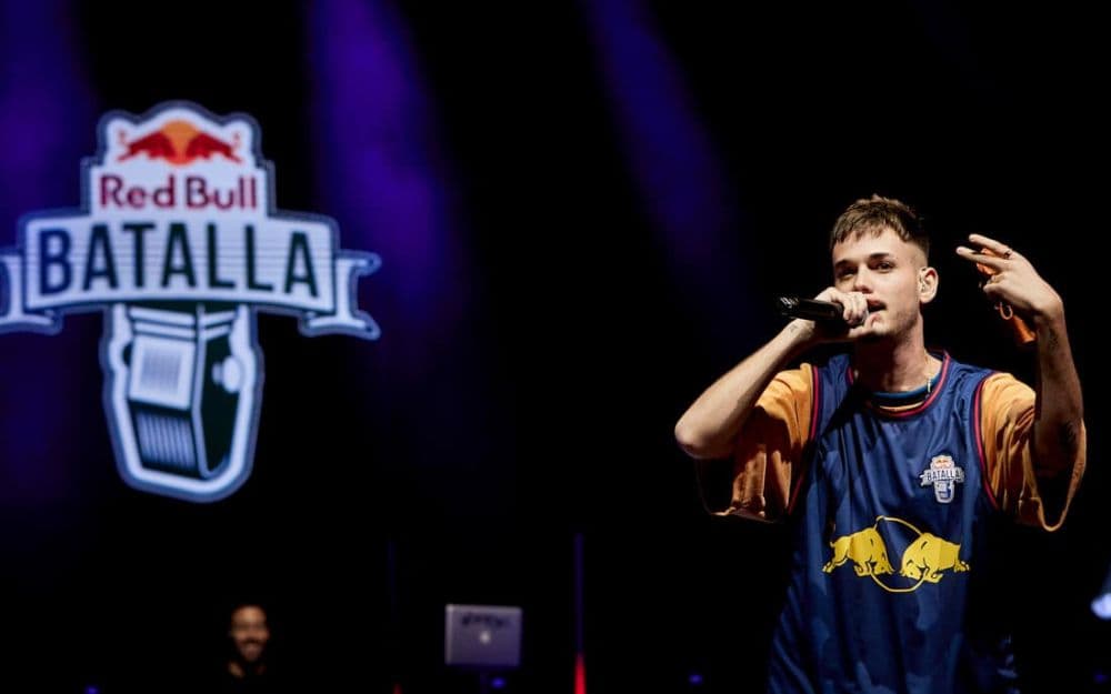 Bnet alza los brazos tras vencer a Fabiuki en la final de Gijón, clasificando a la Final Nacional de Red Bull Batalla España 2025.