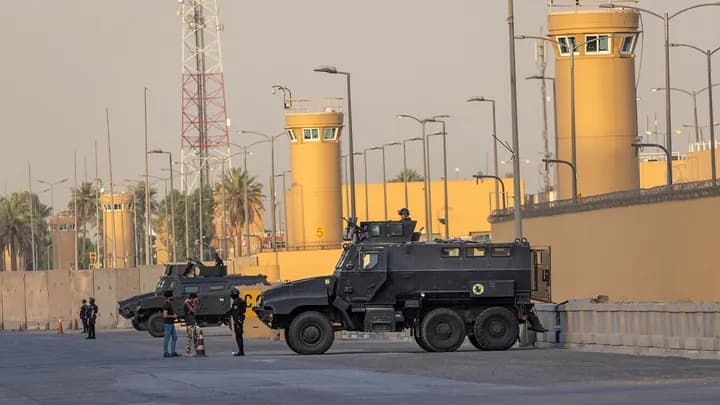 Fuerzas iraquíes afuera de la embajada estadounidense en Bagdad en el 2021 IFOTO: John Moore