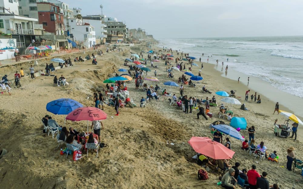 Pese a las advertencias sanitarias y el letrero de "playa cerrada", decenas de familias se instalaron en la arena e incluso ingresaron al mar en Playas de Tijuana, este domingo 13 de abril.