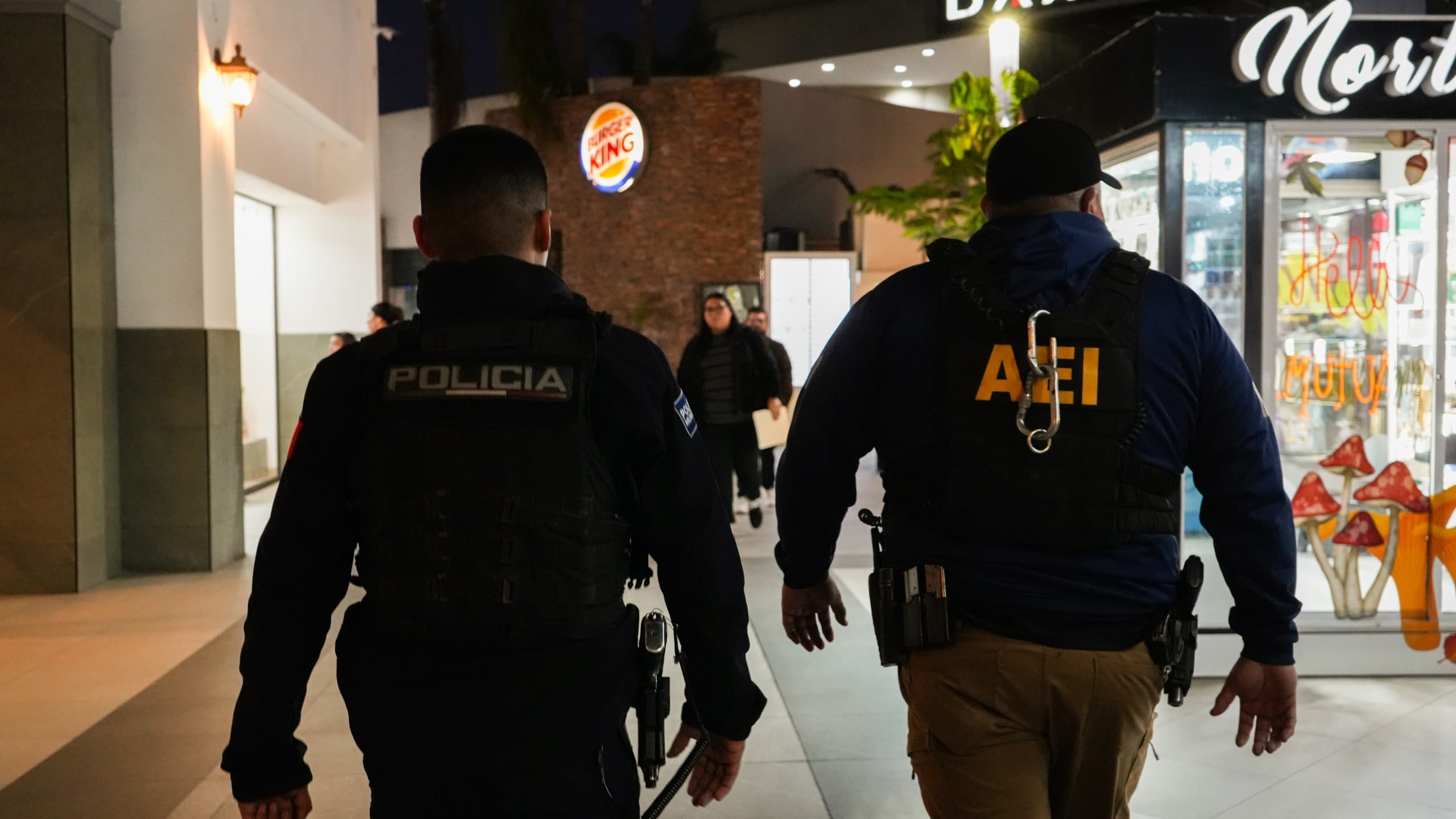 Durante la temporada decembrina, la Policía Municipal mantiene vigilancia constante en plazas comerciales para prevenir incidentes y apoyar a las familias.