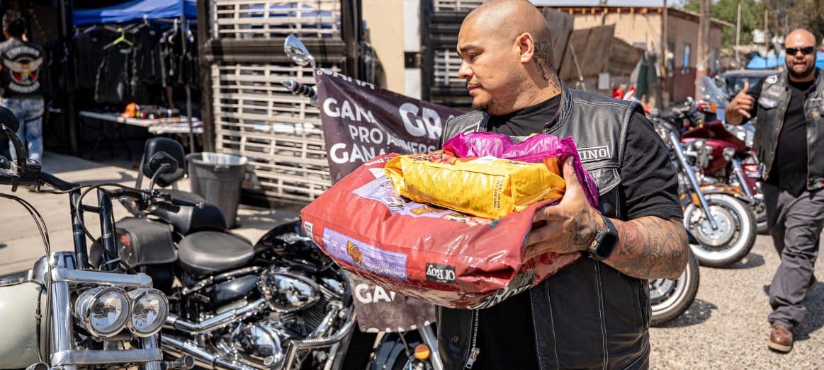 La comunidad biker se sumó al Croquetón para recolectar alimento y apoyar a perros rescatados del maltrato y el abandono. / Foto: José Vargas / Border Zoom