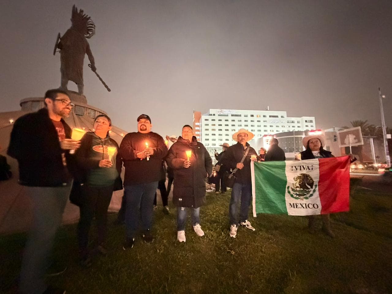 Ciudadanos vestidos de negro encendieron veladoras en la glorieta Cuauhtémoc en memoria del alcalde de Uruapan y en reclamo de paz.