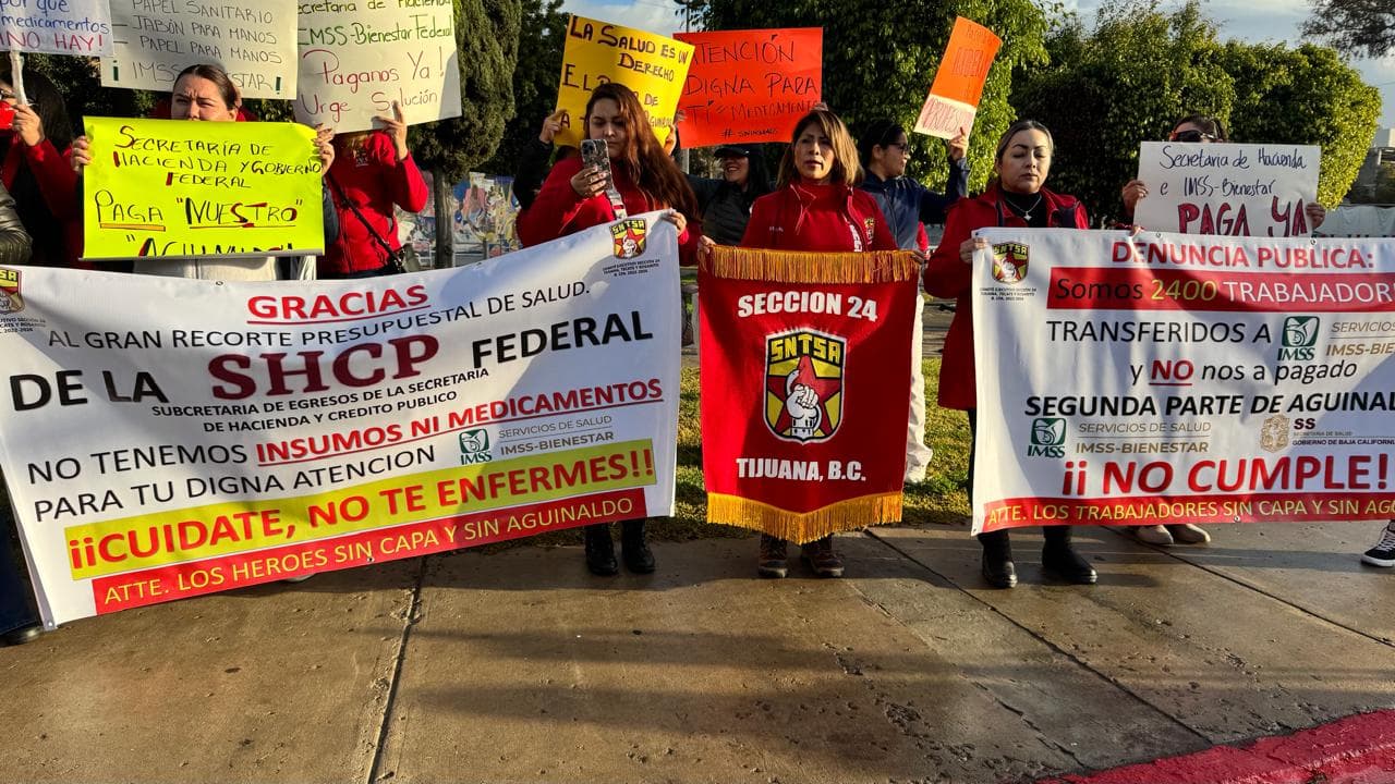 Trabajadores de la sección 24 del Sindicato Nacional de Trabajadores de la Salud se movilizan por sus derechos laborales en Baja California. IFOTO: BAJANEWS