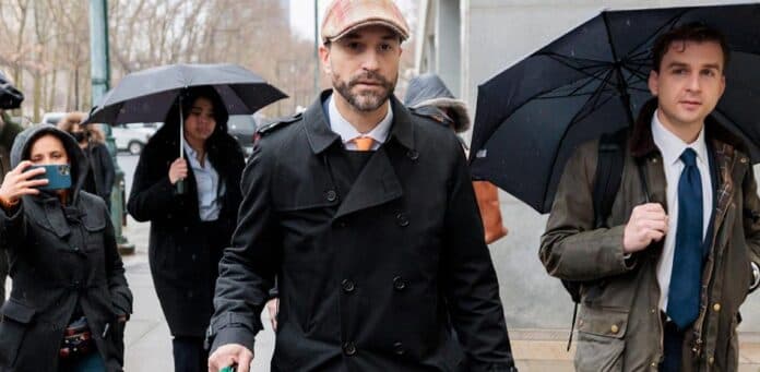 “Como no tengo dinero para pagar un abogado, puede ser que encuentre un abogado de los que no cobran un porcentaje una vez que se termine el juicio y el resto del dinero lo voy a entregar para familiares de las víctimas que desató (Felipe) Calderón”, acla