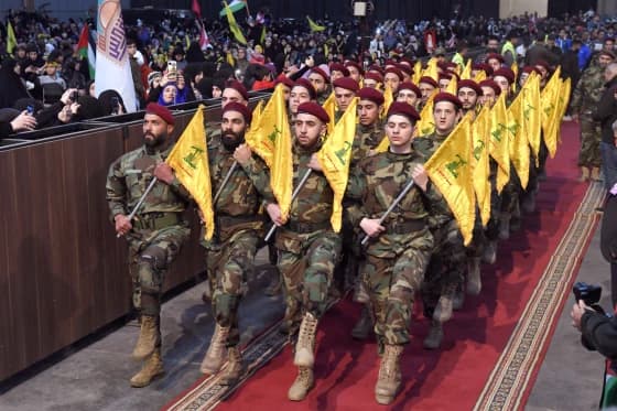 Soldados de Hezbollah marchando el 14 de Abril del 2023 durante conmemoración IFOTO: Houssam Shbaro/Anadolu Agency