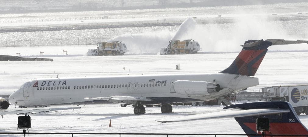 El vuelo procedente de Los Cabos, México, aterrizó sin problemas, pero el tren de nariz del avión “se salió de la vía de rodaje mientras giraba hacia la puerta de salida debido a las condiciones gélidas”, informó Delta Airlines.