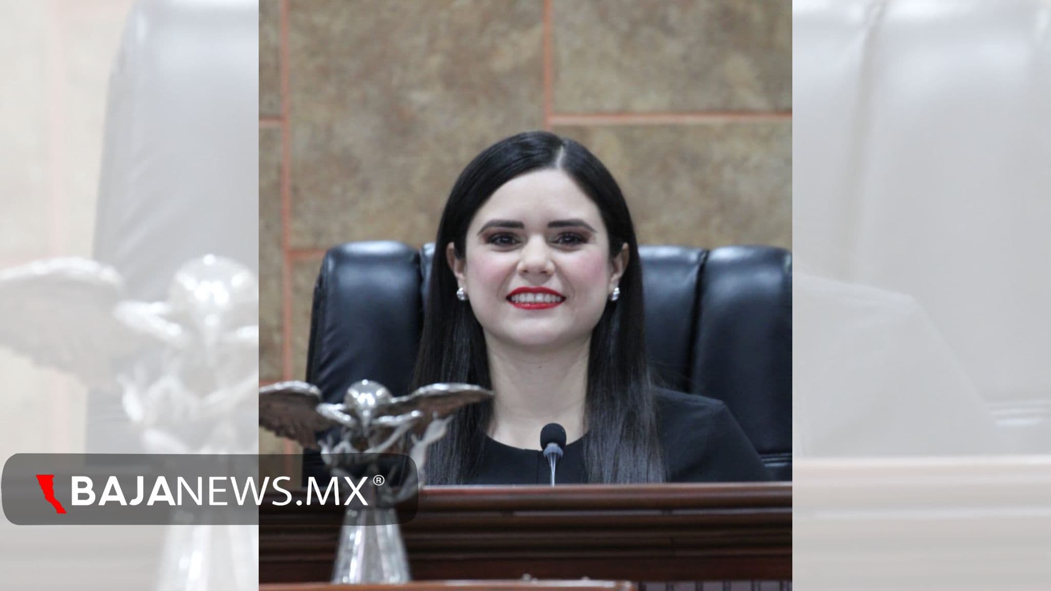 Daylín García Ruvalcaba durante la comparecencia, exigiendo respuestas al secretario Kurt Honold Morales.