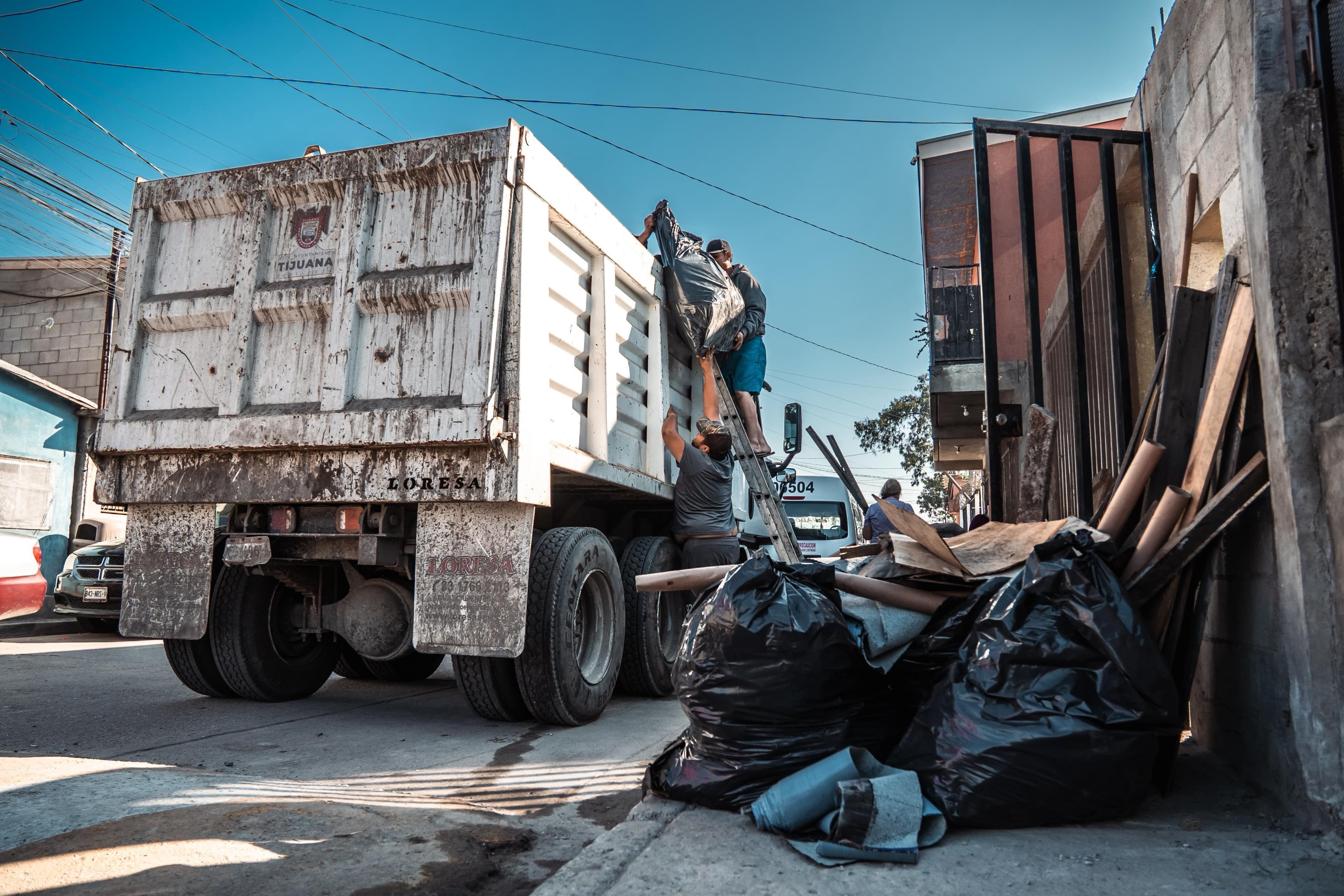 El programa “Tijuana: Ciudad Limpia” retiró 18 toneladas de basura en Otay Centenario y Sánchez Taboada, beneficiando a más de 3 mil habitantes. #TijuanaResponsabilidadDeTodos