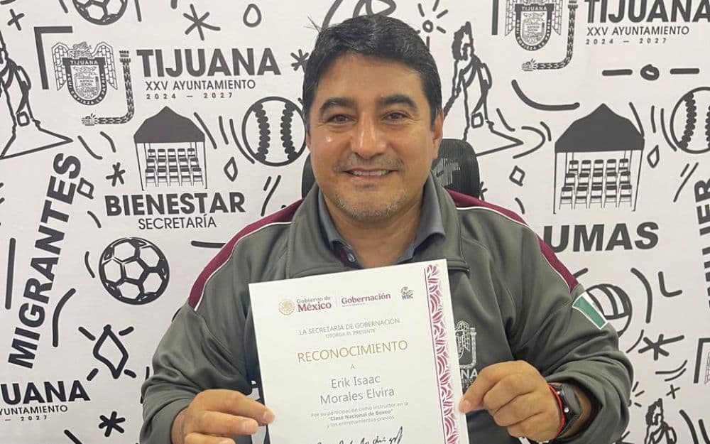 El excampeón mundial Erik “El Terrible” Morales recibe reconocimiento por su labor en la Clase Nacional de Boxeo