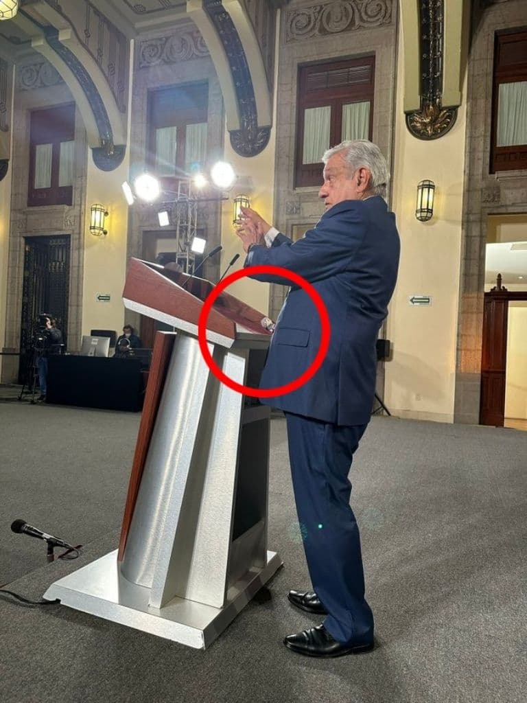 La imagen, ha molestado a diversos políticos de la oposición, fue llevada por el jefe del ejecutivo a su conferencia matutina de ayer, siendo retratada por error (o no) gracias a la Jefa de Gobierno de la Ciudad de México, Claudia Sheinbaum.