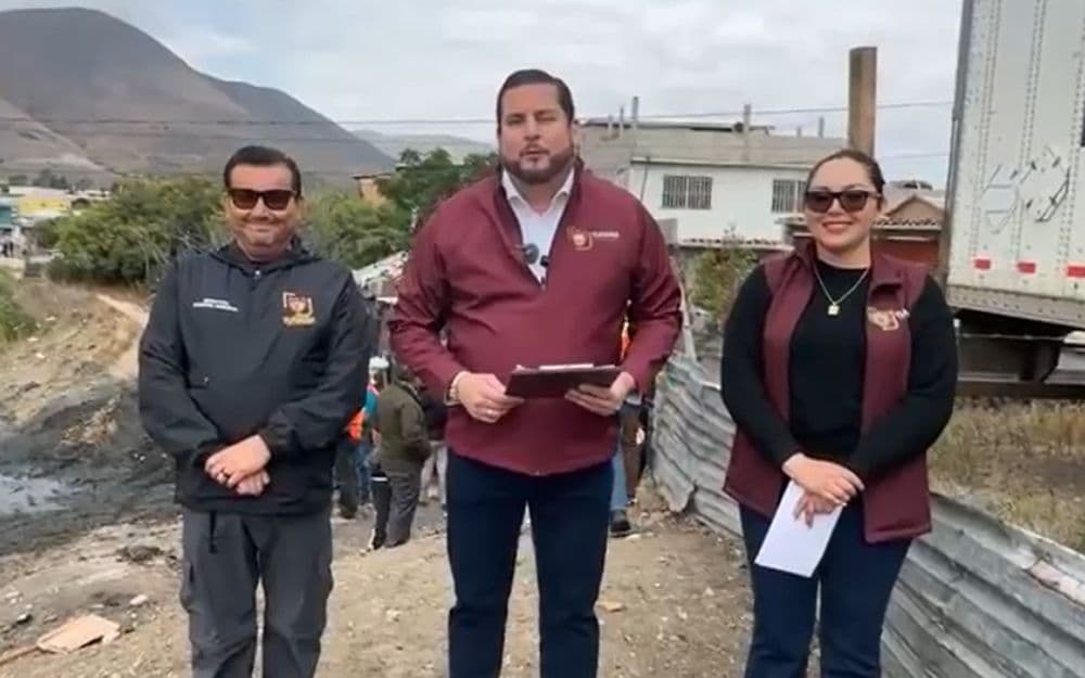 El alcalde Ismael Burgueño supervisa las labores de limpieza en el canal de Terrazas del Valle, acompañado por funcionarios municipales.