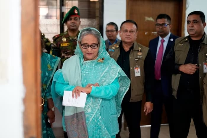 Sheikh Hasina depositando su voto para las elecciones IFOTO: Altaf Qadri/AP