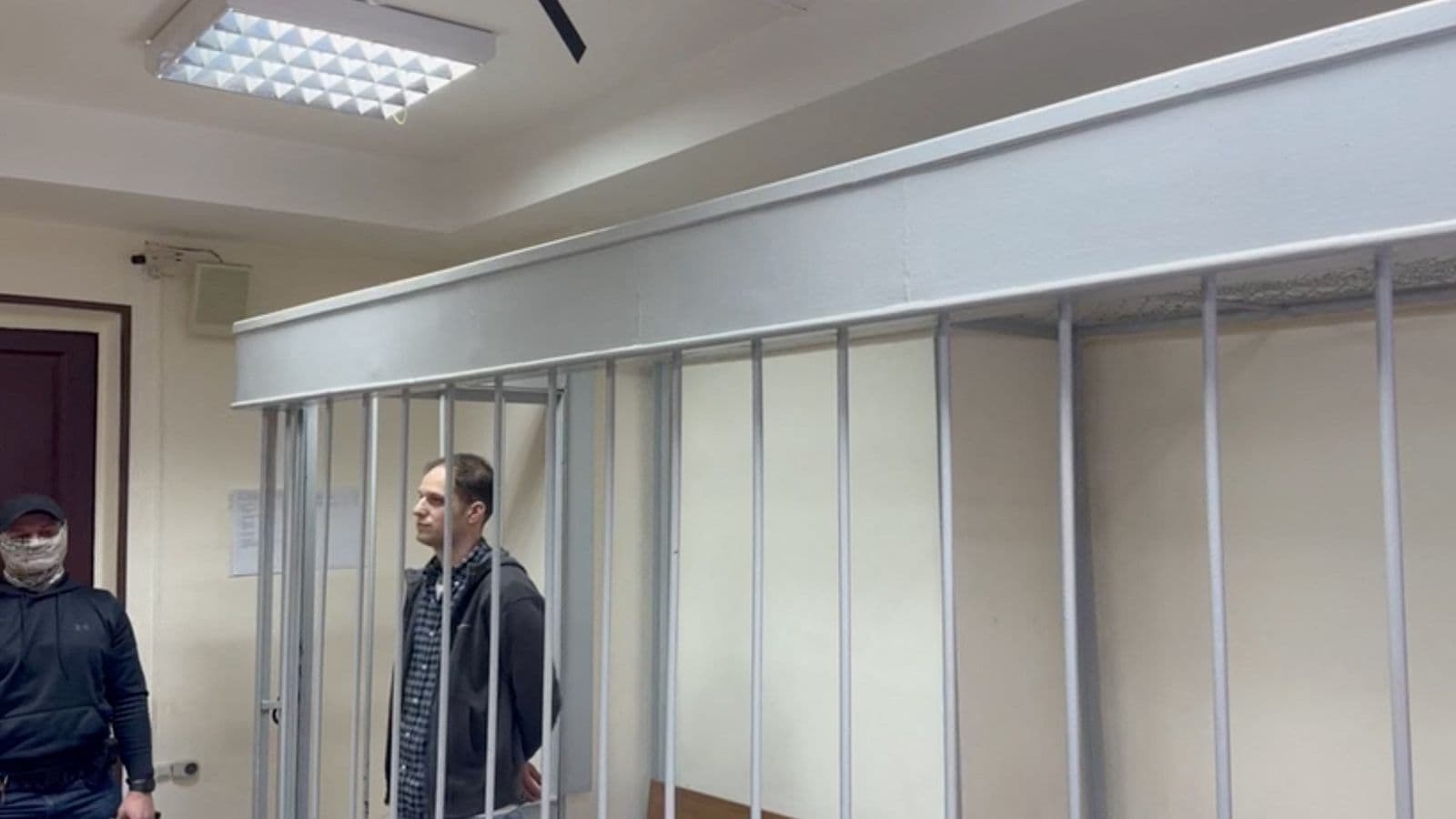 Evan Gershkovich durante su audiencia de este martes IFOTO: Servicio de Prensa de los Tribunales Generales de Moscú