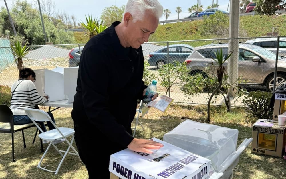 El diputado Jorge Ramos Hernández ejerció su derecho al voto en Tijuana durante la jornada electoral histórica del Poder Judicial.