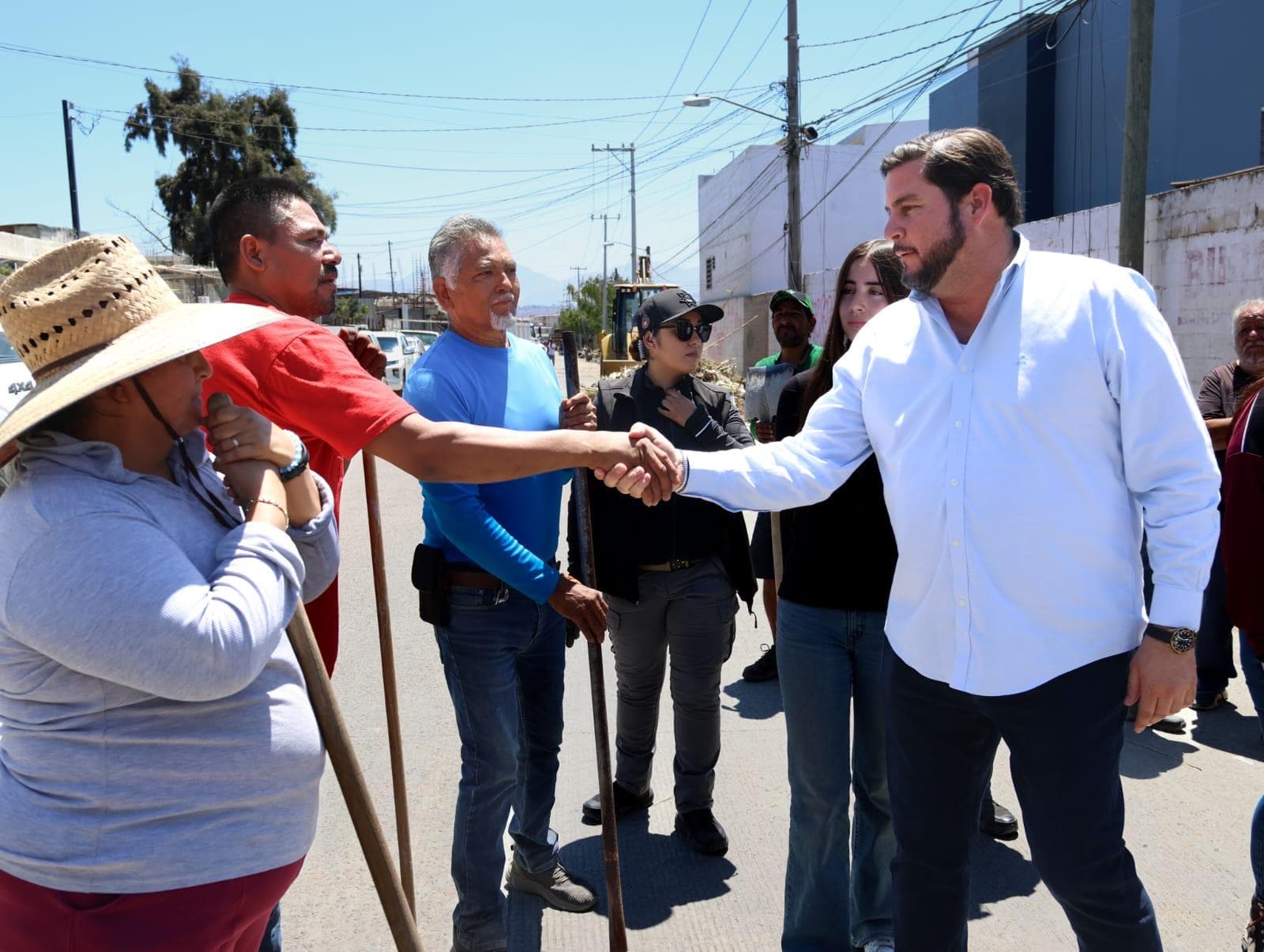 El alcalde Ismael Burgueño Ruiz supervisó este domingo trabajos de limpieza y rehabilitación vial en colonias de la Zona Este como parte del programa ‘Tijuana: Ciudad Limpia’.