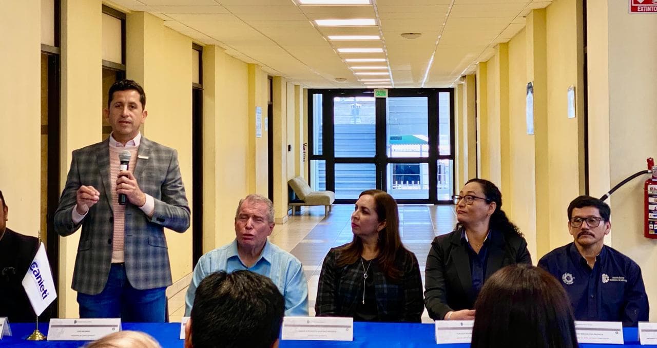 Luis Fernando Delgado, presidente de Canieti Noroeste, durante su exposición sobre digitalización y movilidad en Baja California.