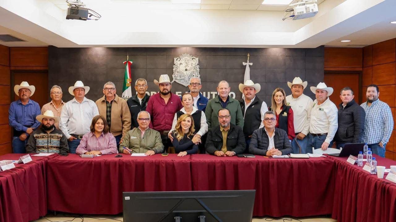 Pie de foto: Autoridades estatales y federales sostuvieron reunión con productoras y productores del Valle para revisar temas del ciclo agrícola.