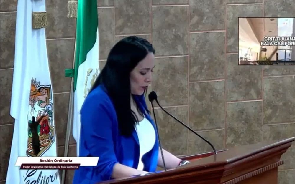 La diputada María Yolanda Gaona Medina durante su intervención en tribuna, donde urgió al DIF estatal a responder por la situación del CRI de Tijuana.