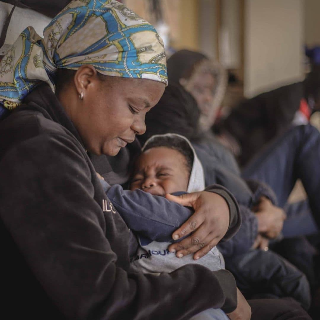 Familias de Angola acampan en las calles de Mexicali. I FOTO: BorderZoom
