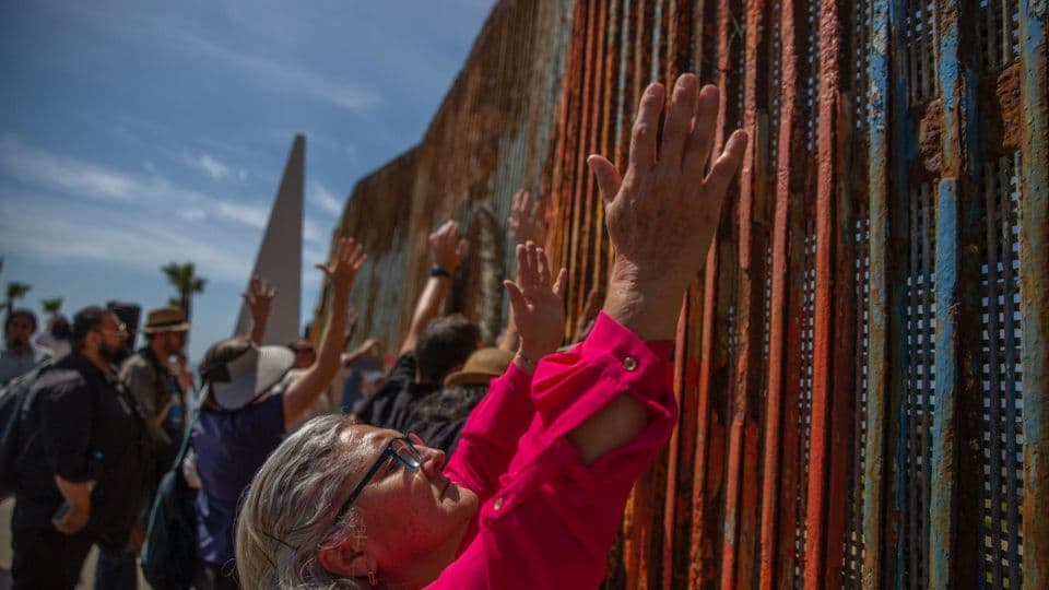 Activistas del parque binacional se reunieron en el muro fronterizo. I FOTO: BorderZoom