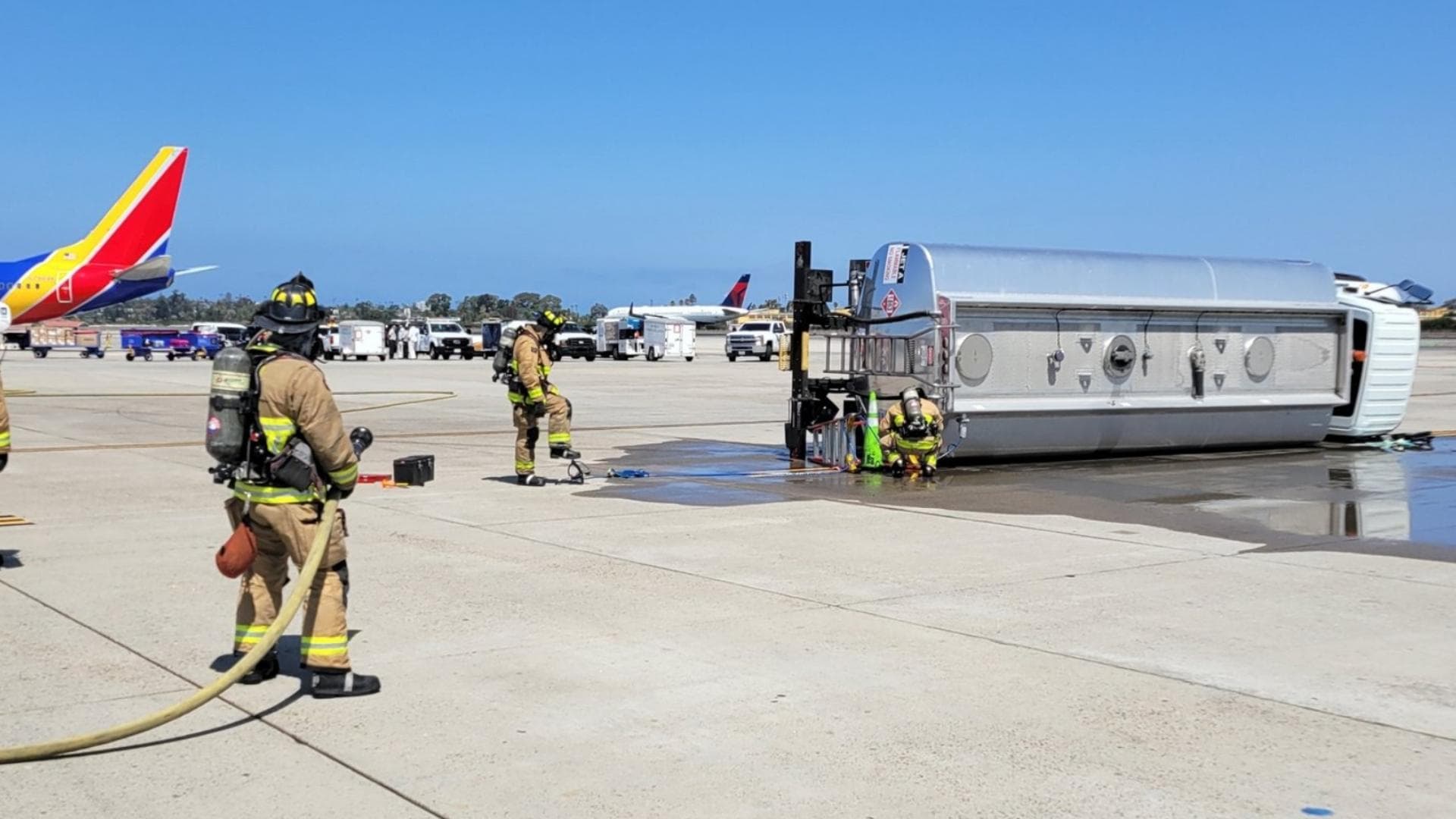 Camión volteado en el Aeropuerto Internacional de San Diego I Foto:(SDFD)