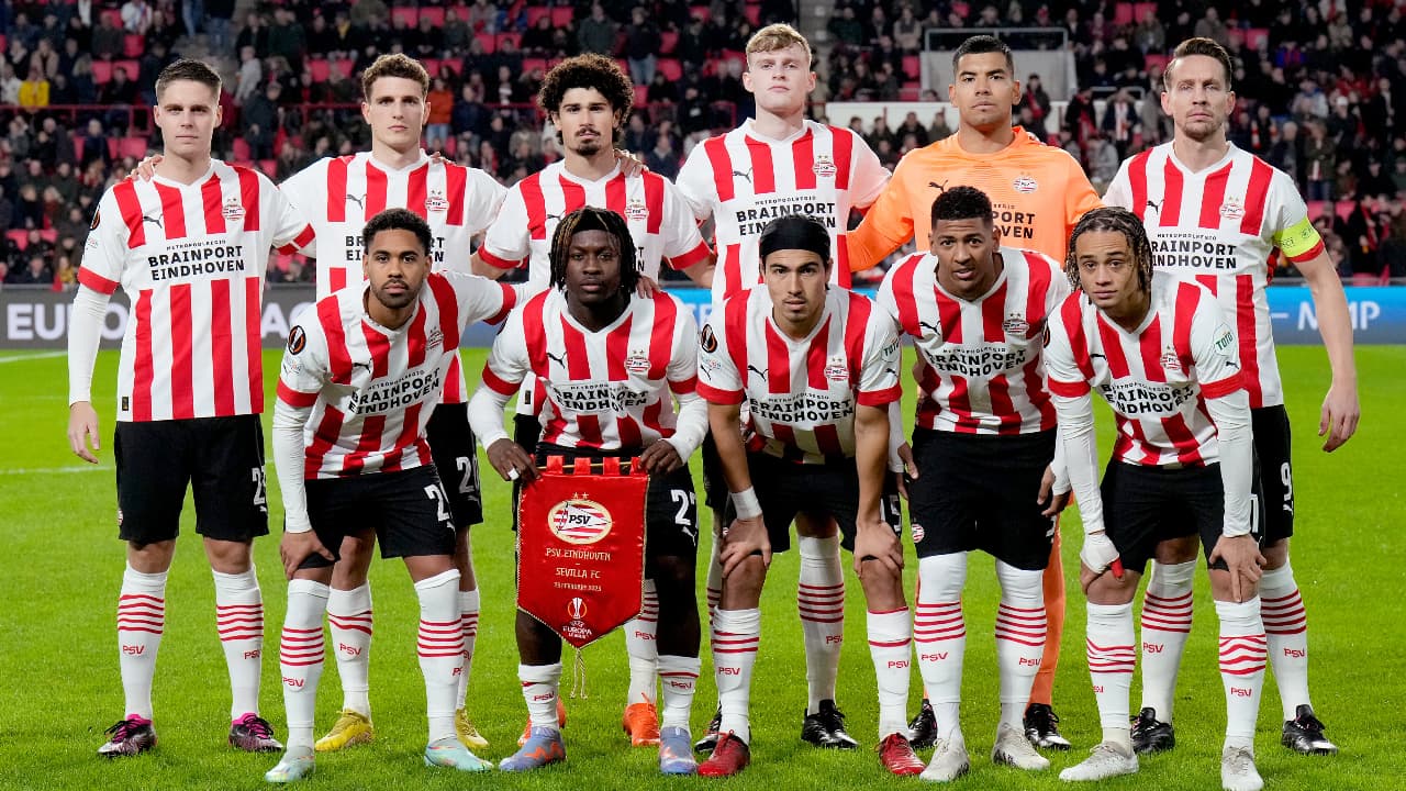 El PSV de Erick Gutiérrez (abajo centro) se quedó fuera de la Europa League (Foto: Twitter @PSV)
