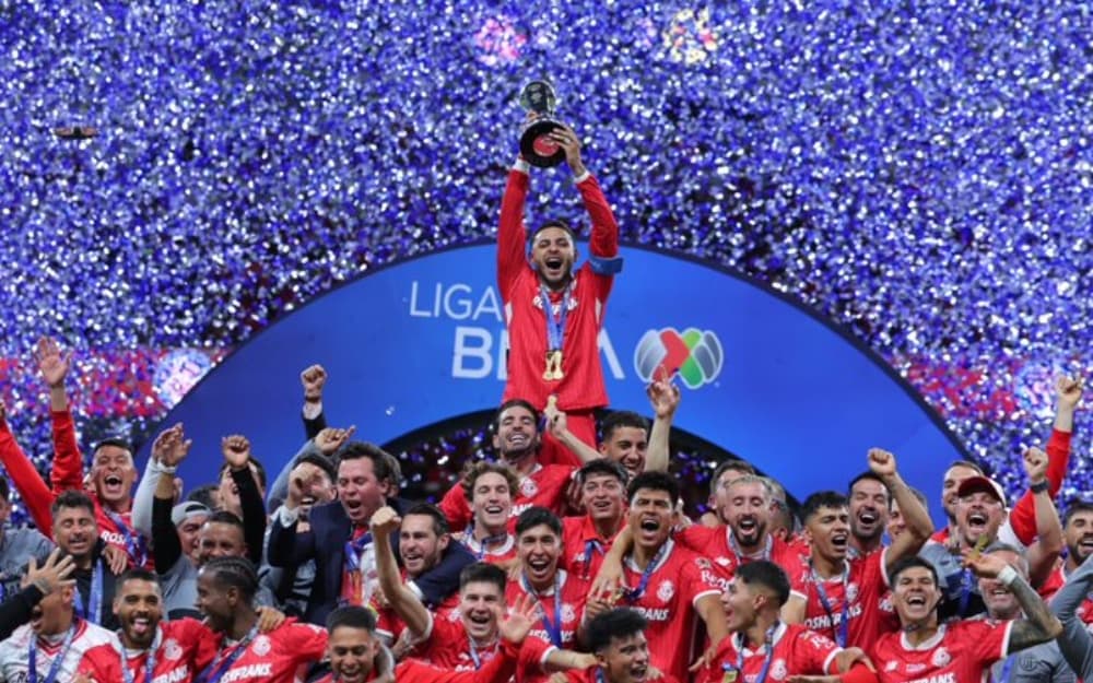 Alexis Vega alza el título que proclama al Toluca campeón del futbol mexicano